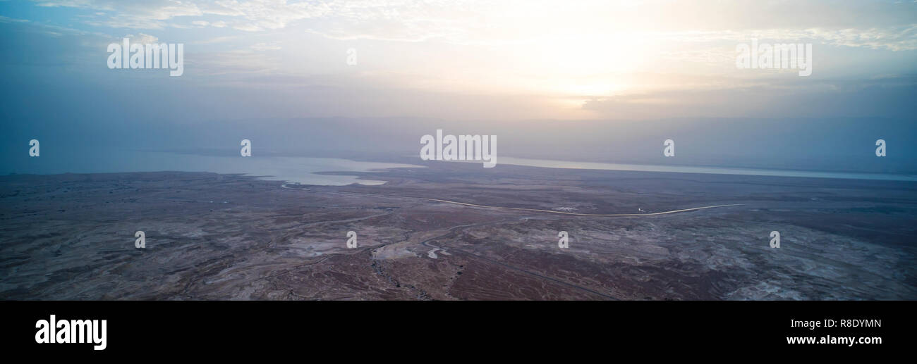 Dämmerung der Toten Meer Panorama. Schönen Sonnenuntergang am Toten Meer vor der Judäischen Wüste. Die sonne Lugt hinter den Wolken. Schöne Lan Stockfoto