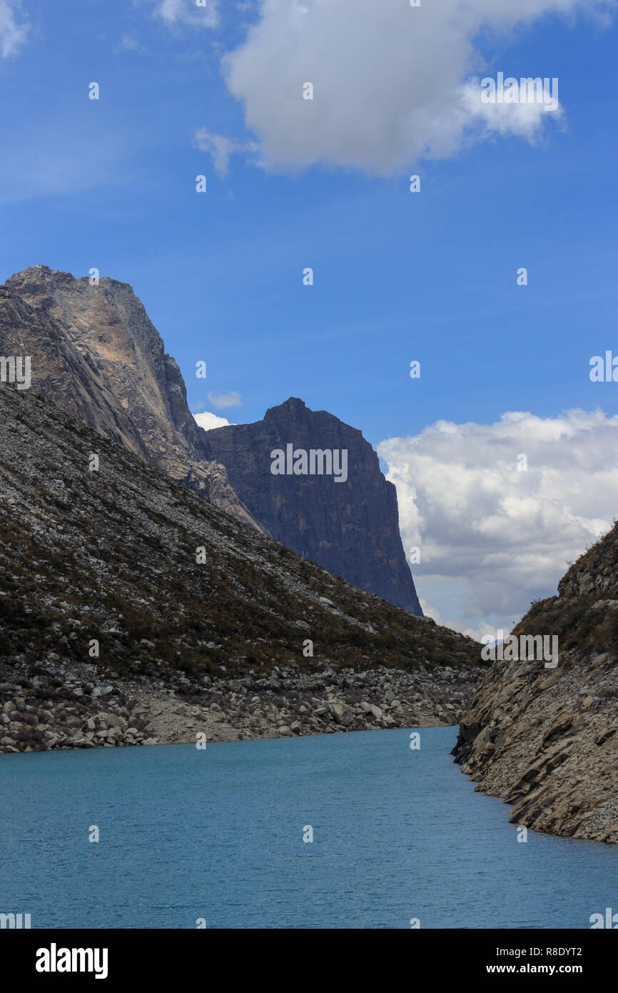 Türkisfarbenen See in den Anden in Peru Stockfoto
