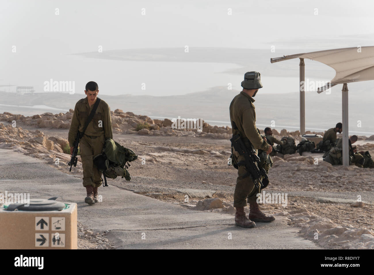 Soldaten patrouillieren für die Israelische Armee militärische Übungen am frühen Morgen in den Ruinen der Festung Massada. Masada. Israel. 23 Okt Stockfoto