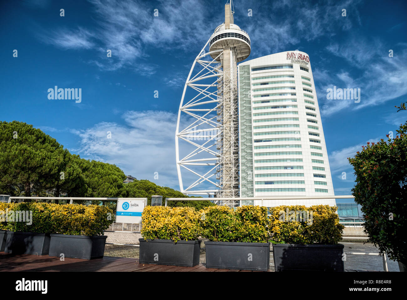 Turm Vasco da Gama im Park der Nationen. Berühmte Architektur von Portugal. Lissabon. Stockfoto