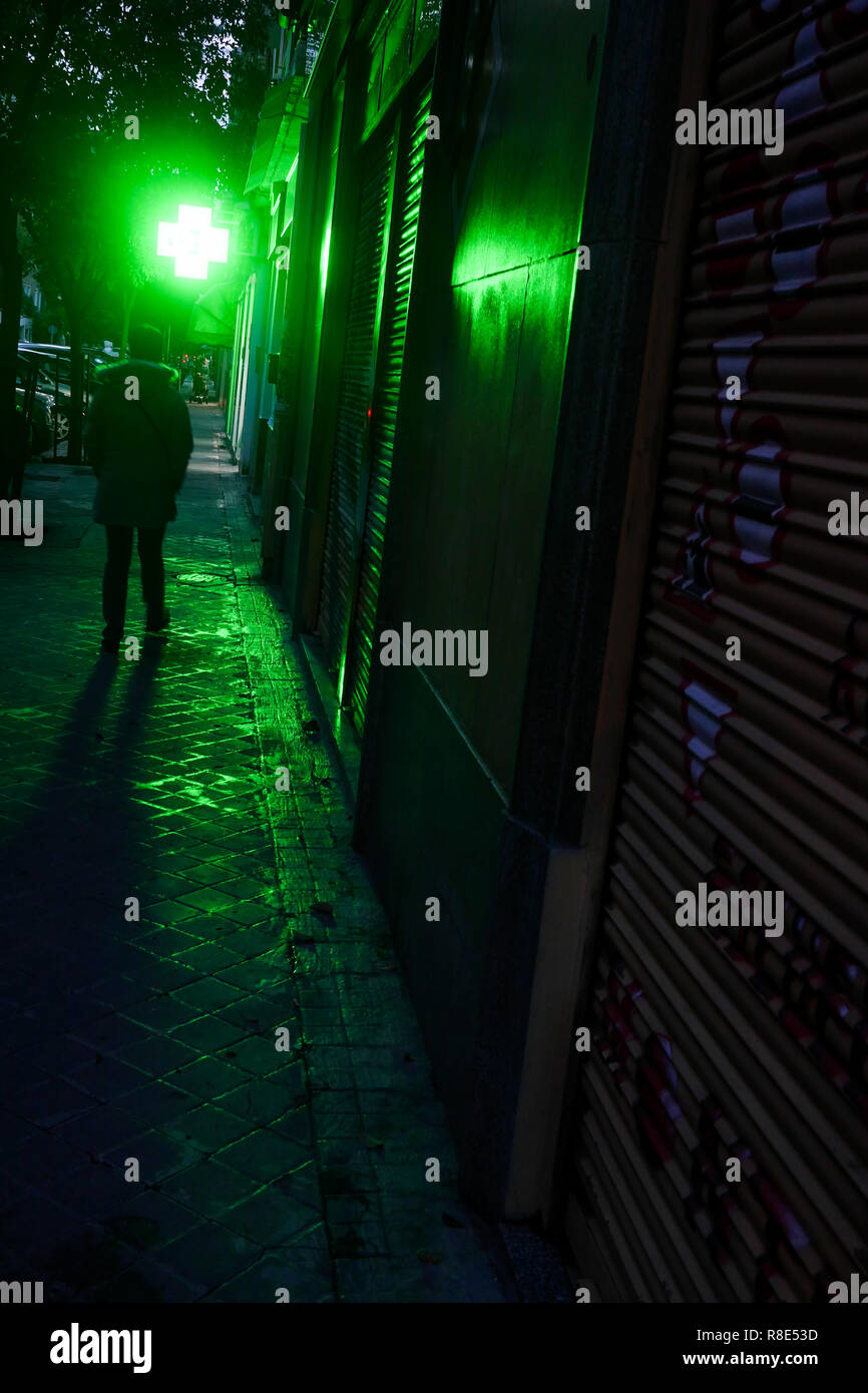 Apotheke Zeichen in der Nacht, Madrid, Spanien Stockfoto