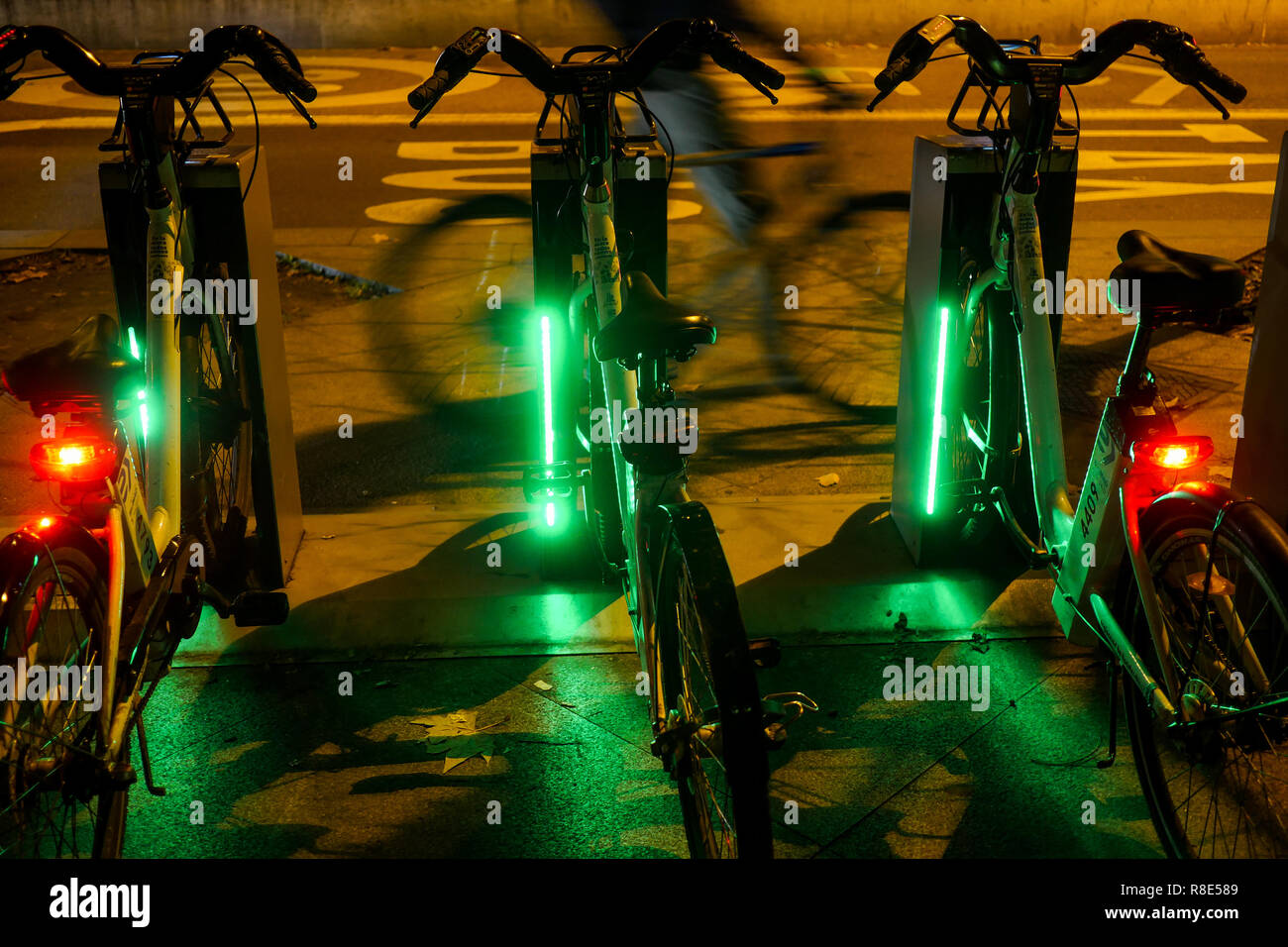 Fahrräder Sharing Station bei Nacht, Madrid, Spanien Stockfoto