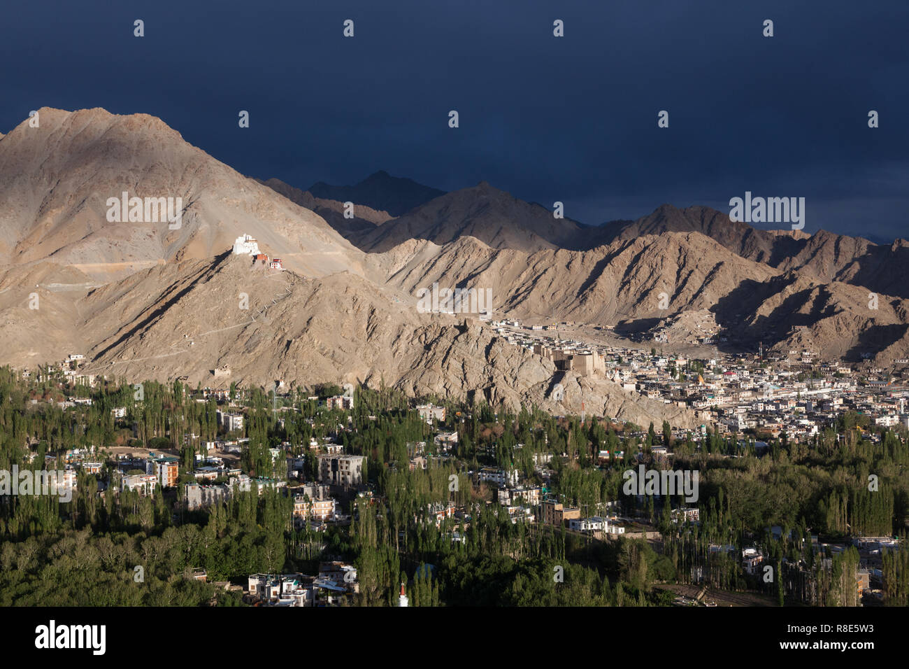 Leh und seine Umgebung aus der Gegend von Shanti Stupa, Ladakh, Jammu und Kaschmir, Indien Stockfoto