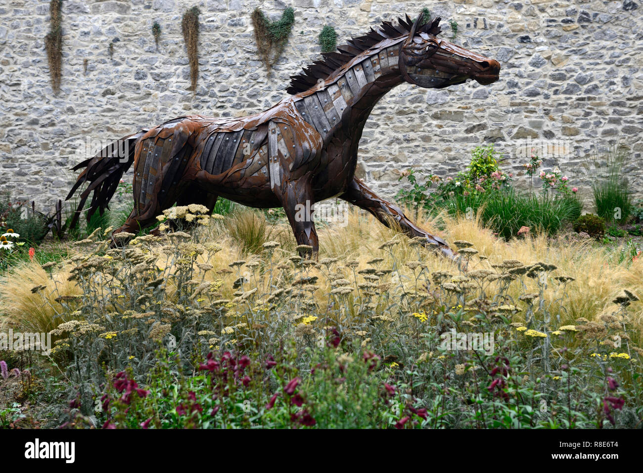 Pferd im Galopp Skulptur, freier Geist, Lynn Kirkham, Artist, Installation, Hor, Gräser, Slane Castle Distillery, Innenhof, Mittelstück, Kunst, RM Floral Stockfoto