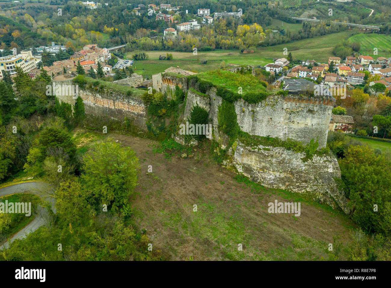 Luftaufnahme von Kurort, Gotische mittelalterliche Burg Fortezza und bunten Häusern in Castrocaro Terme, Provinz Forli Cesena, Emilia Romagna, Italien Stockfoto