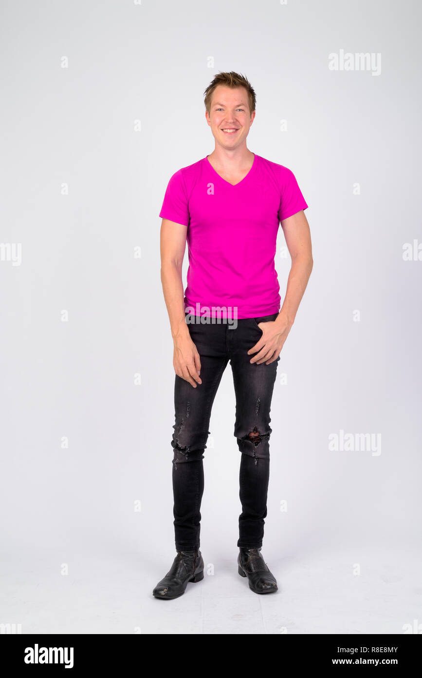 Voller Körper geschossen von Jungen glücklich lächelnd Stockfoto