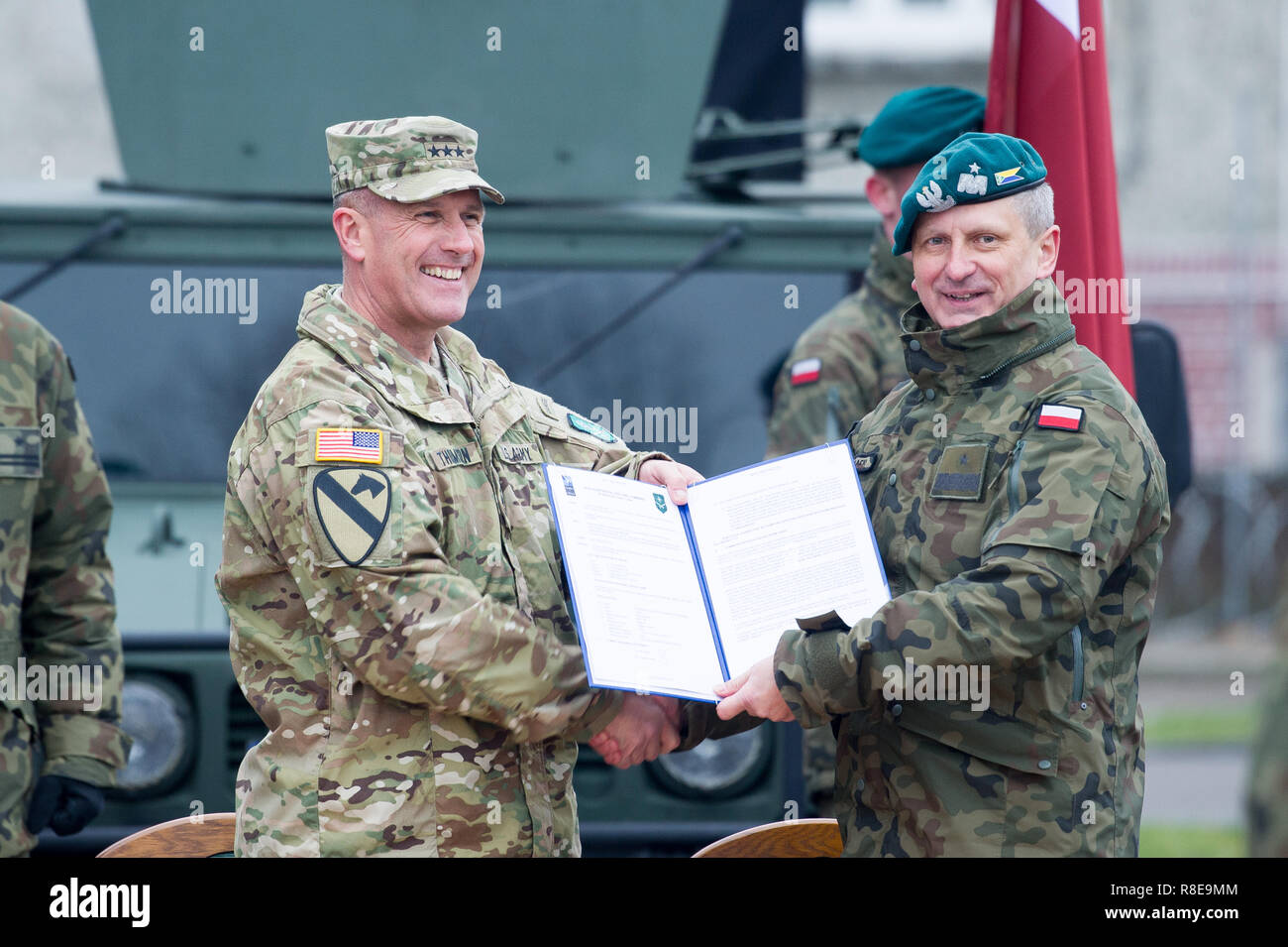 Generalleutnant John C. Thomson III, Allied Land Befehl LANDCOM Kommandeur, Major General Krzysztof Motacki, Kommandeur der multinationalen Unmögli Stockfoto