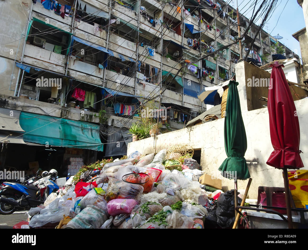 Berg voller Müllsäcke in einem Hinterhof eines Marktes in Bangkok. Stockfoto