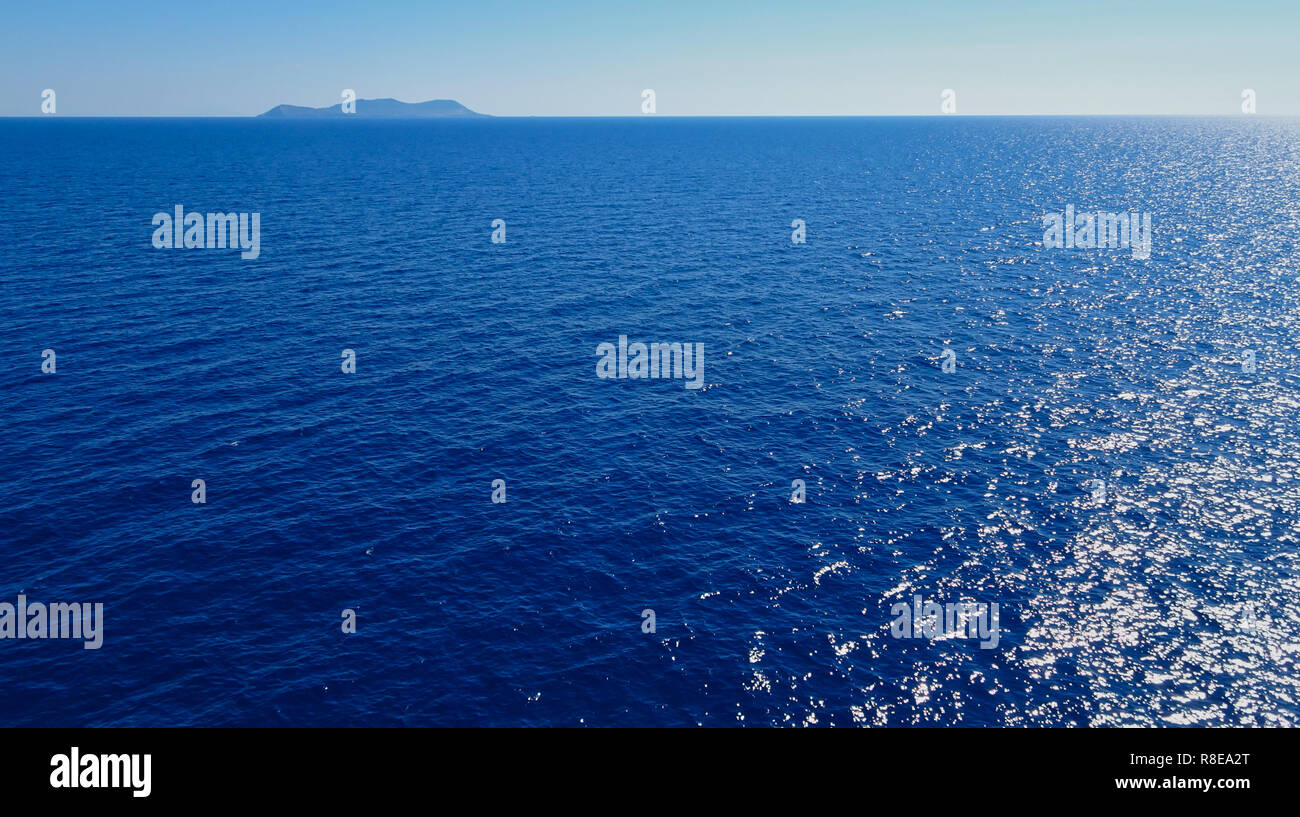 Blick auf die offene See mit einer Insel am Horizont in Italien Stockfoto