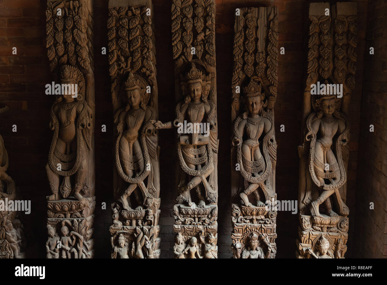Reihe von Hand geschnitzten Holzpaneelen des hinduistischen Gottes Shiva in der Hanuman Dhoka Palast Komplex in Patan, Kathmandu, Nepal. Stockfoto