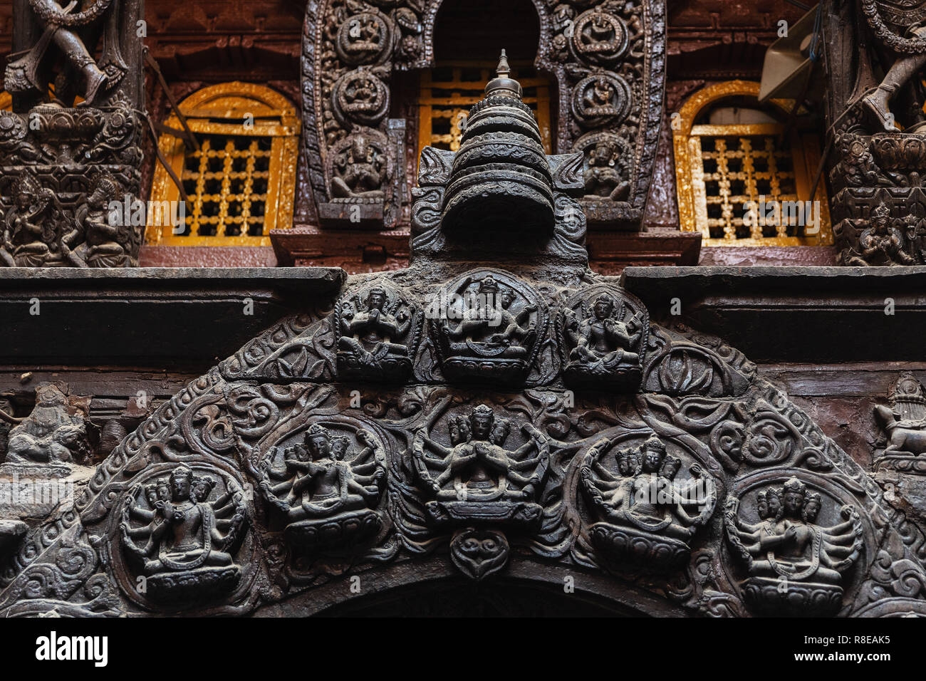 Aus Holz geschnitzte Verkleidung über Tor in Hiranya Varna Mahavihar, den Goldenen Tempel in der historischen Stadt Patan, auch als Kathmandu, Nepal bekannt. Stockfoto