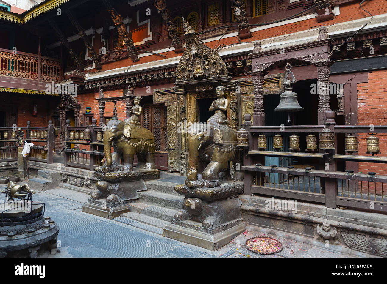 Innerhalb von Hiranya Varna Mahavihar, den Goldenen Tempel in der historischen Stadt Patan, auch als Kathmandu, Nepal bekannt. Stockfoto