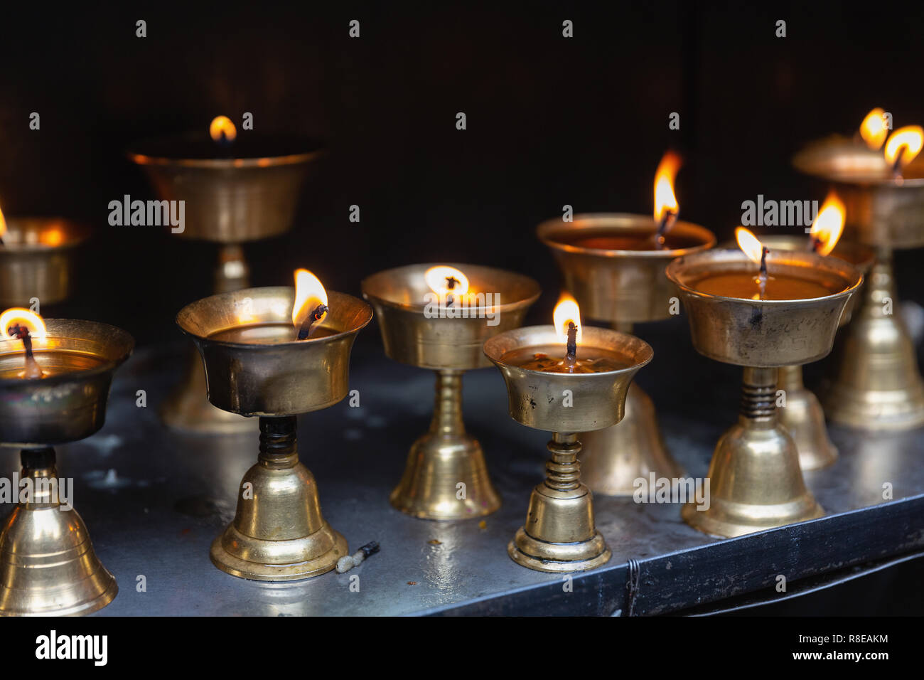 Kerzen bei Hiranya Varna Mahavihar, den Goldenen Tempel in der historischen Stadt Patan, auch als Kathmandu, Nepal bekannt. Stockfoto