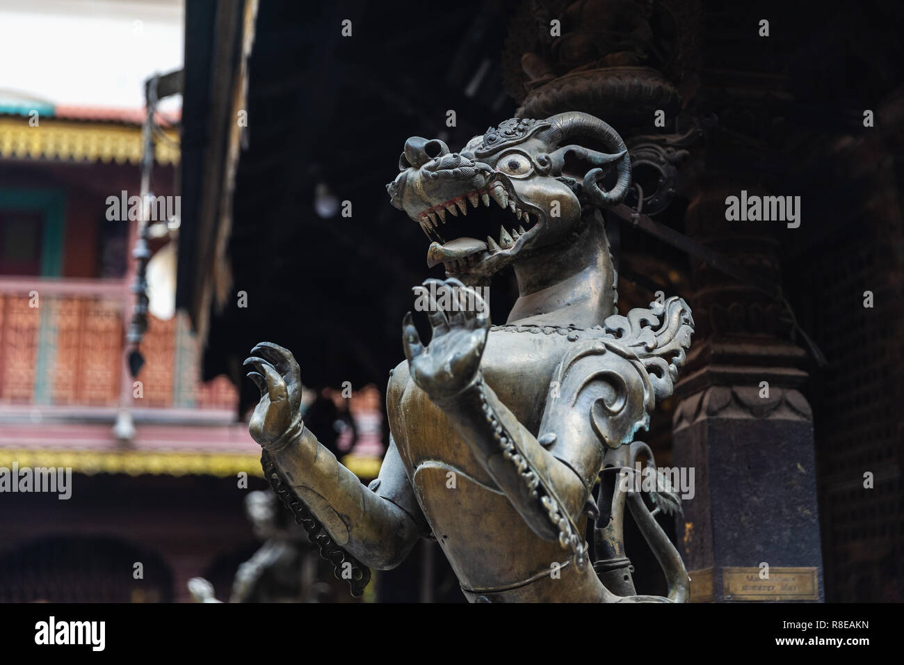 Ratte statue am Hiranya Varna Mahavihar, den Goldenen Tempel in der historischen Stadt Patan, auch als Kathmandu, Nepal bekannt. Stockfoto