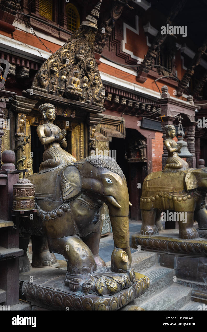Reiten auf einem Elefanten aus Bronze Buddha Statue, Hiranya Varna Mahavihar, den Goldenen Tempel in der historischen Stadt Patan, auch als Kathmandu, Nepal bekannt. Stockfoto