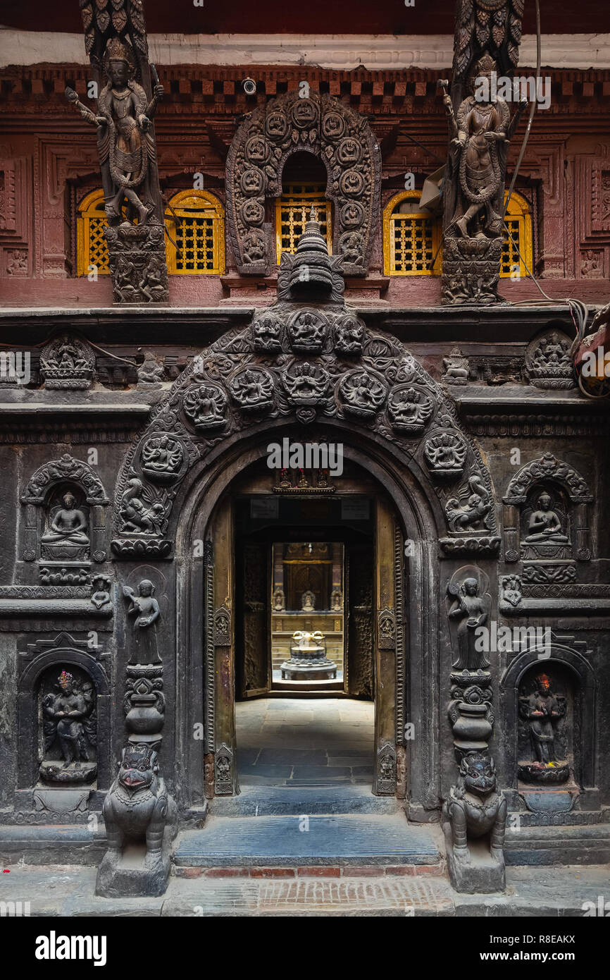 Eingang zum Hiranya Varna Mahavihar, den Goldenen Tempel in der historischen Stadt Patan, auch als Kathmandu, Nepal bekannt. Stockfoto