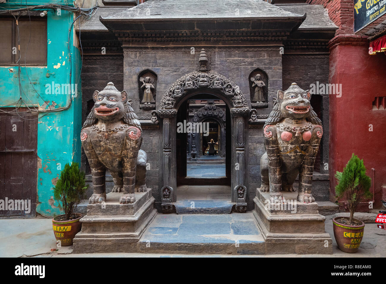 Außen Eingang zum Hiranya Varna Mahavihar, den Goldenen Tempel in der historischen Stadt Patan, auch als Kathmandu, Nepal bekannt. Stockfoto
