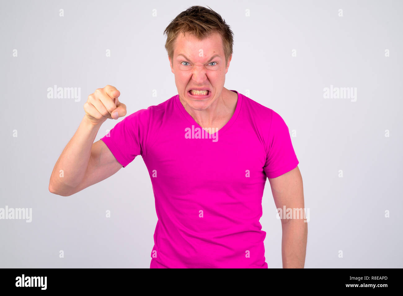 Zornigen jungen Mann auf der Suche aggressiv und zeigen auf Kamera Stockfoto