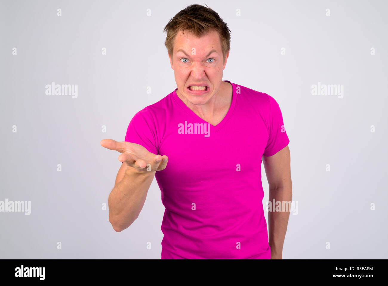 Zornigen jungen Mann auf der Suche aggressiv beim Sprechen und Schreien Stockfoto