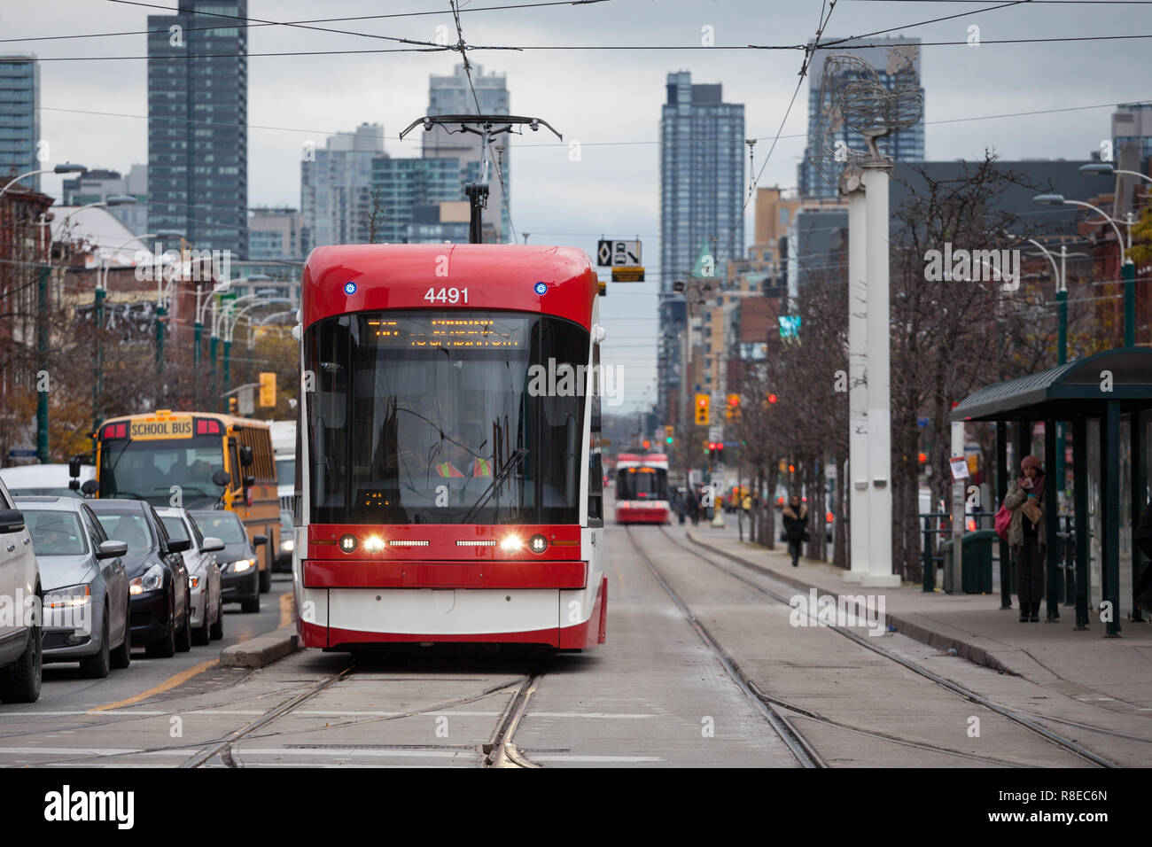 TORONTO, KANADA - 13. NOVEMBER 2018: Neue Toronto Straßenbahn auf einer Straßenbahn auf Spadina Avenue, Toronto, Ontario. Es ist eines der Symbole der öffentlichen Stockfoto