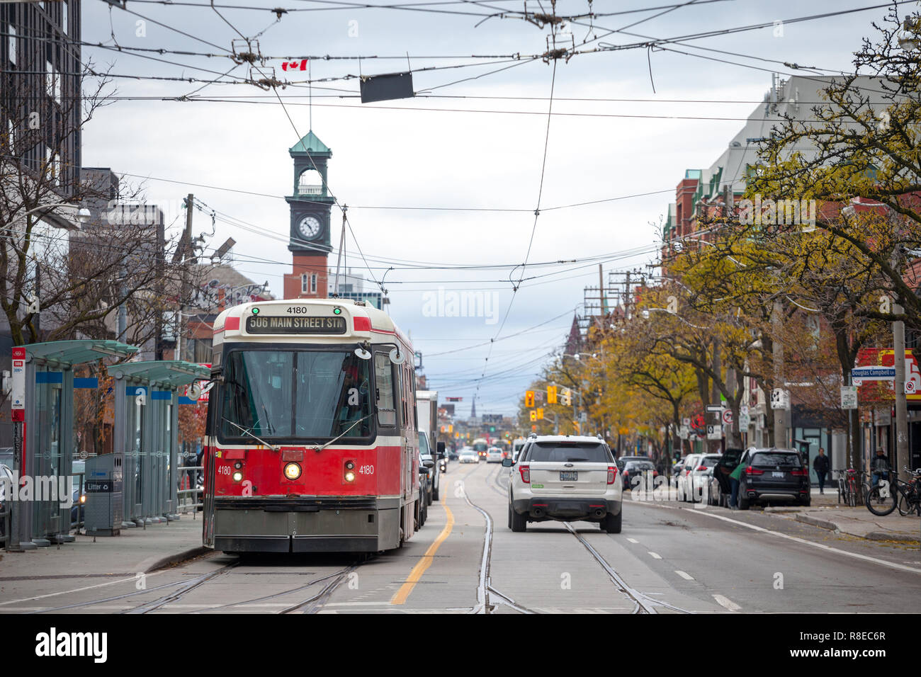 TORONTO, KANADA - 13. NOVEMBER 2018: altes Toronto Straßenbahn auf einer Straßenbahn auf College Street, Toronto, Ontario. Es ist eines der Symbole der öffentlichen Stockfoto