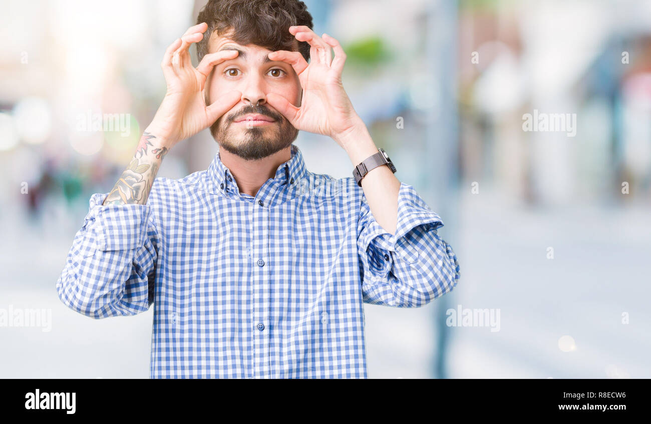 Junge schöne business Mann über isolierte Hintergrund versuchen, Augen mit den Fingern, schläfrig und müde für morgendliche Müdigkeit zu öffnen. Stockfoto