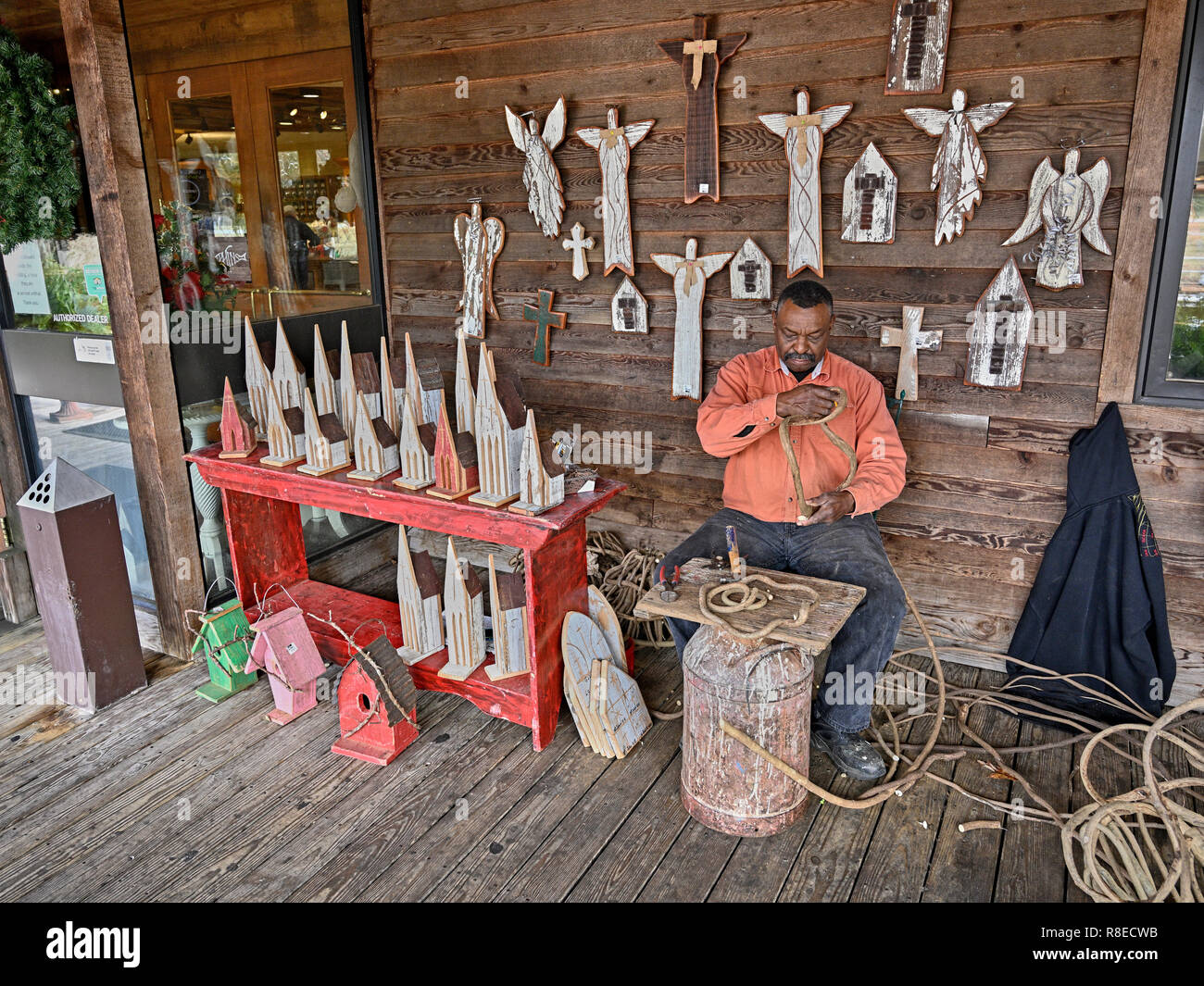 Afroamerikanern Holzbearbeitung Künstler, Holzfiguren und Figuren zum Verkauf auf der Veranda der Priester die Pekannüsse in der Nähe von Fort Kaution Alabama. Stockfoto