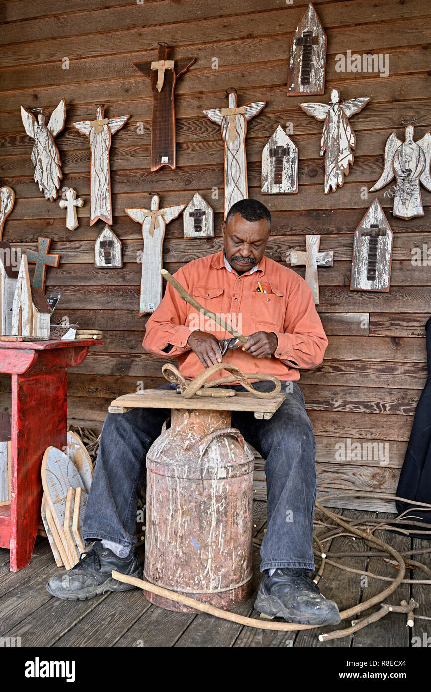 Afroamerikanern Holzbearbeitung Künstler, Holzfiguren und Figuren zum Verkauf auf der Veranda der Priester die Pekannüsse in der Nähe von Fort Kaution Alabama. Stockfoto