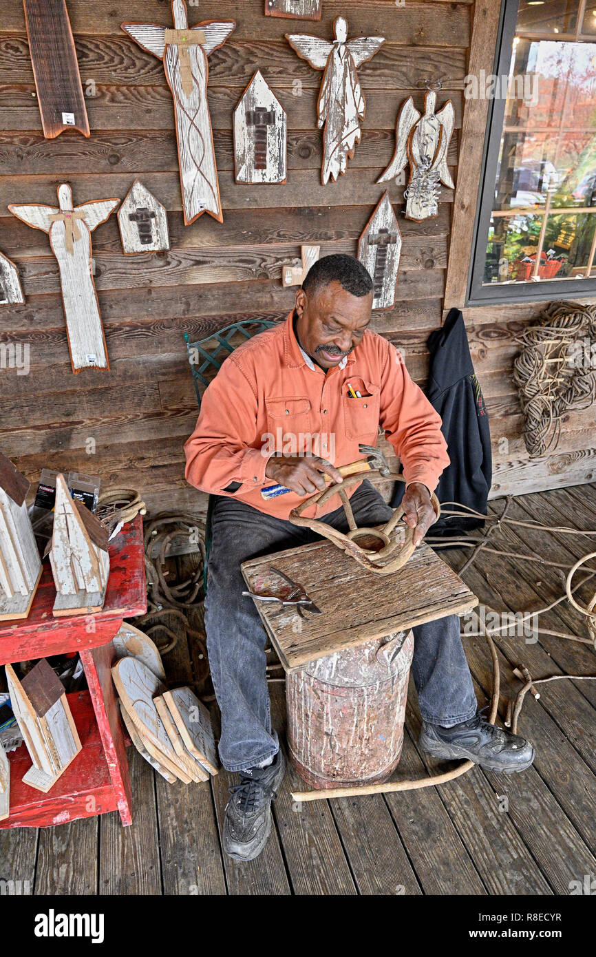 Afroamerikanern Holzbearbeitung Künstler, Holzfiguren und Figuren zum Verkauf auf der Veranda der Priester die Pekannüsse in der Nähe von Fort Kaution Alabama. Stockfoto