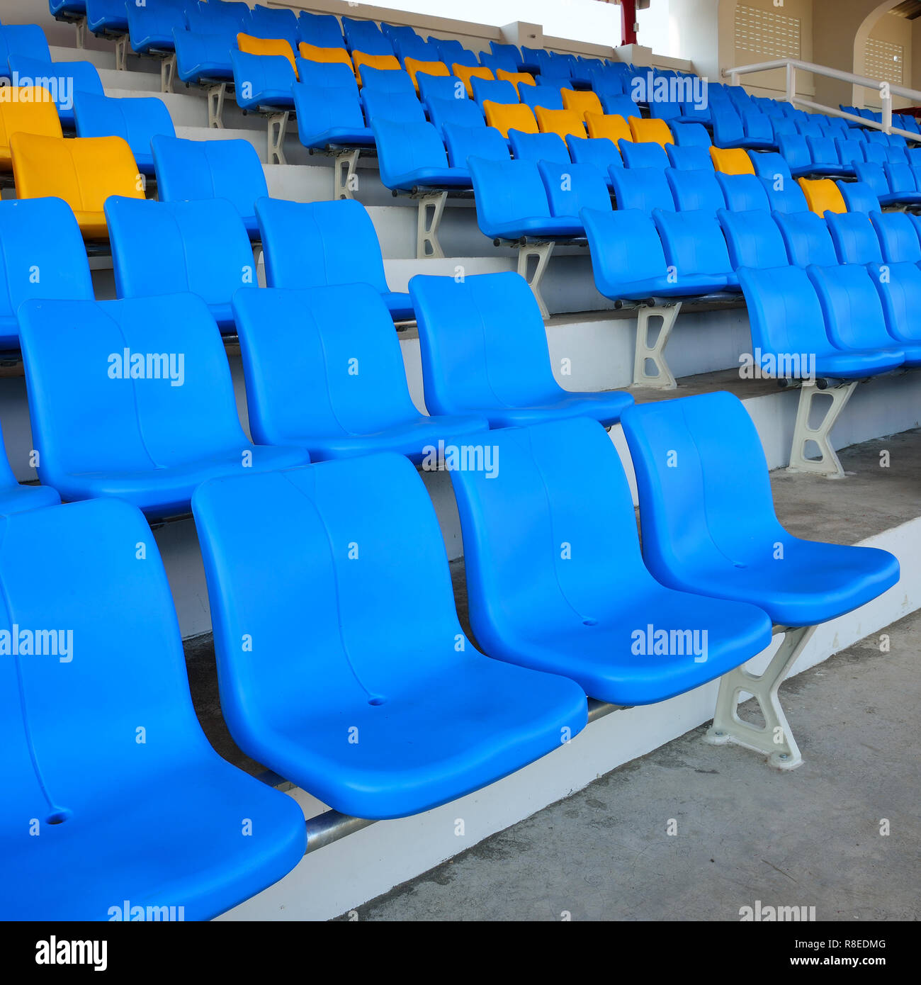 Leere helle blaue Stadion Sitze Stockfoto