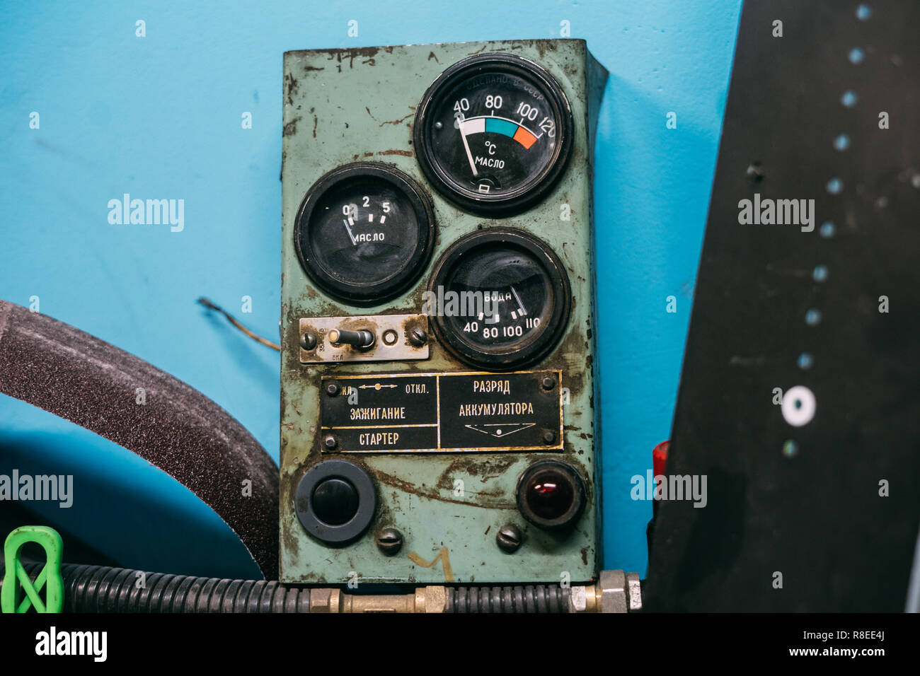 Alte grungy UDSSR Meter von verschiedenen Parametern Stockfoto
