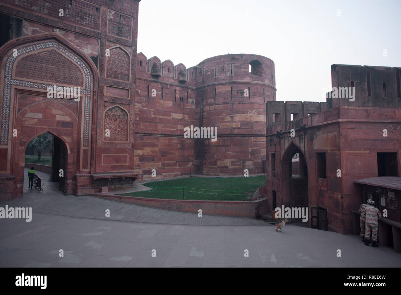 Pracht der Innenraum des Agra Fort, auch als das Rote Fort von roten Steinen und einem mughal Architektur bewundern und die mughal Dynasty Residence Stockfoto