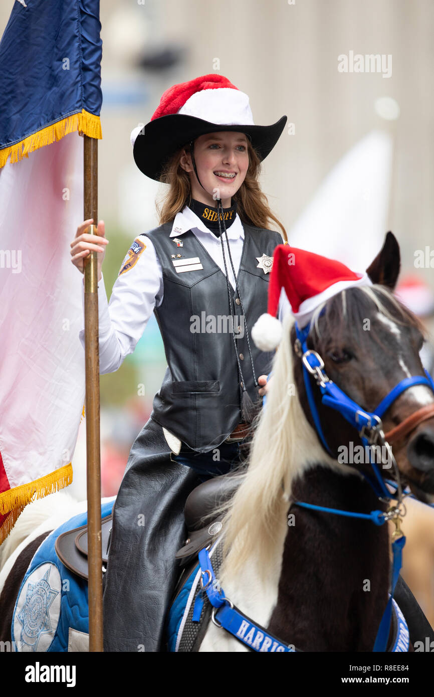 Houston, Texas, USA - 22. November 2018 Der H-E-B Thanksgiving Day Parade, Frau mit einem Sheriff Badge und Einheitliche reiten ein Pferd mit Mütze Stockfoto