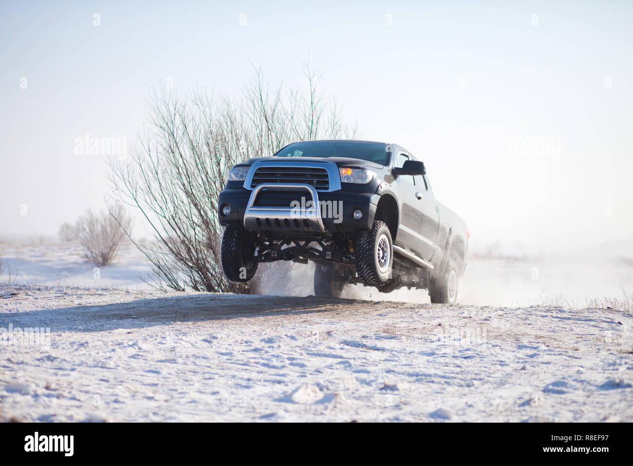 Schwarz Lkw im Schnee und Springen Stockfoto