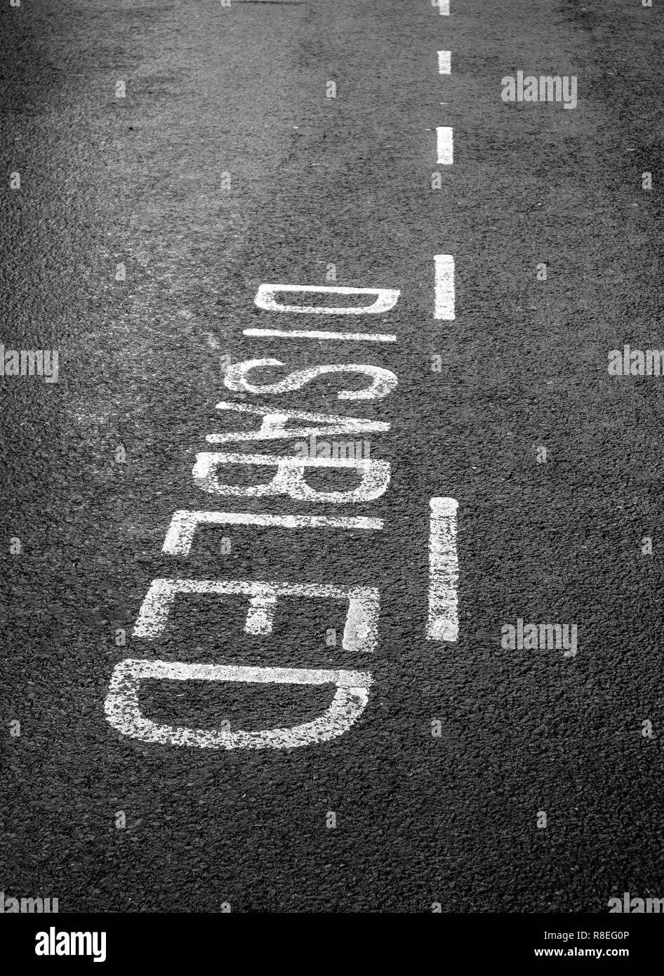Behinderte Stellplatz Markierungen auf einer asphaltierten Straße Stockfoto