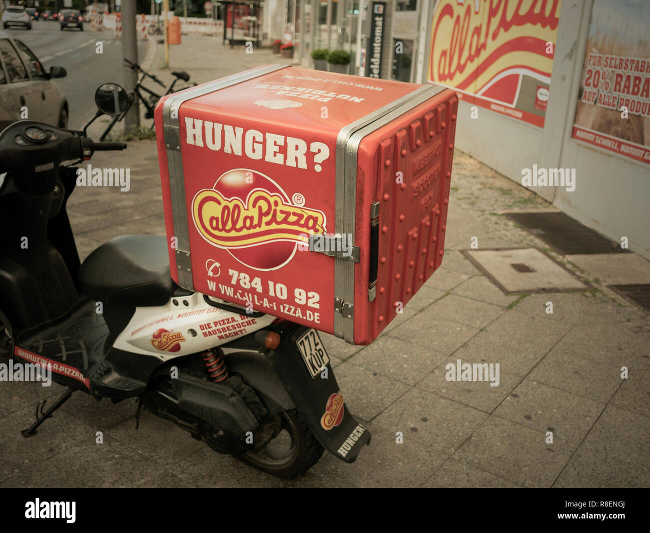 BERLIN, DEUTSCHLAND - 16. JULI 2018: Motorrad mit Lieferung Box von Call A Pizza essen Lieferservice in Berlin, Deutschland Stockfoto