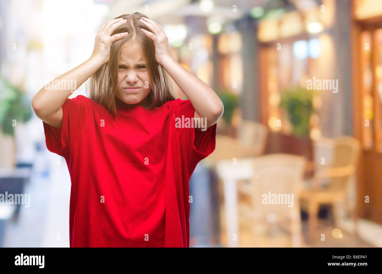 Junge schöne Mädchen über isolierte Hintergrund Kopfschmerzen leiden, verzweifelte und betonte, weil Schmerz und Migräne. Hände auf den Kopf. Stockfoto