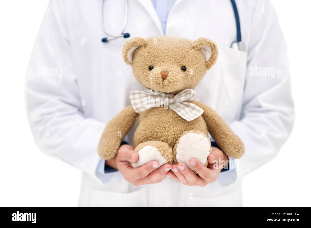 Arzt holding Teddybär. Stockfoto