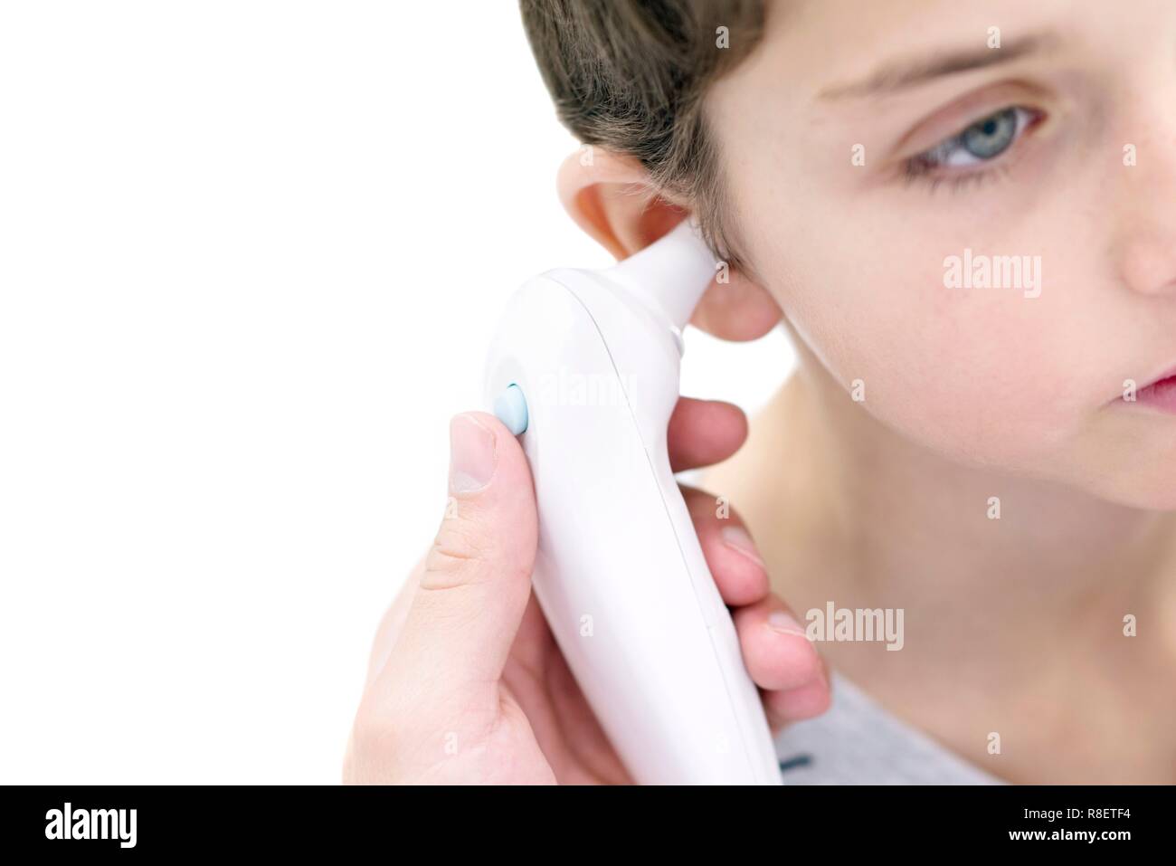 Junge in seiner Temperatur mit einem digitalen Thermometer genommen. Stockfoto