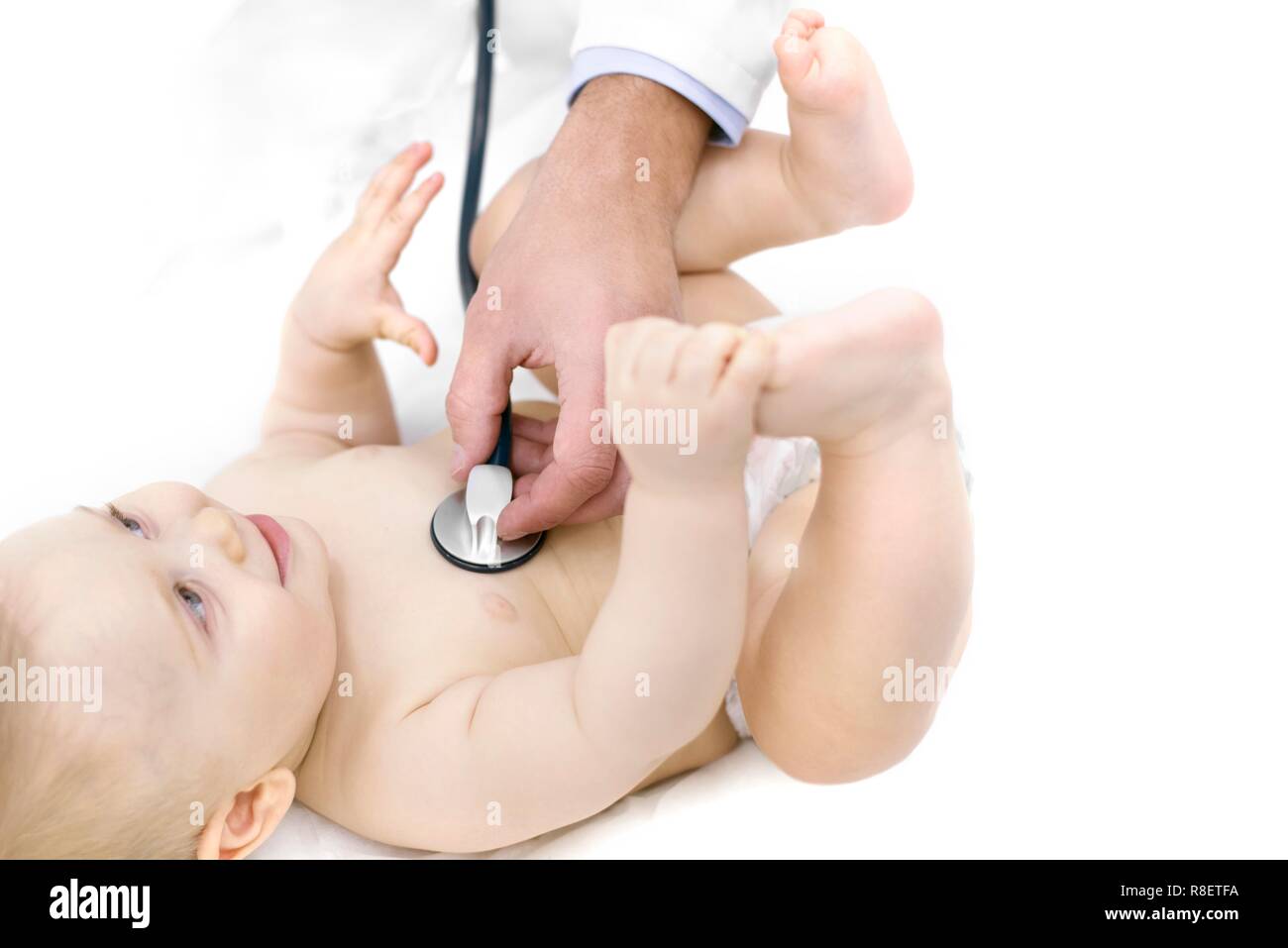 Arzt baby Prüfung mit Stethoskop. Stockfoto