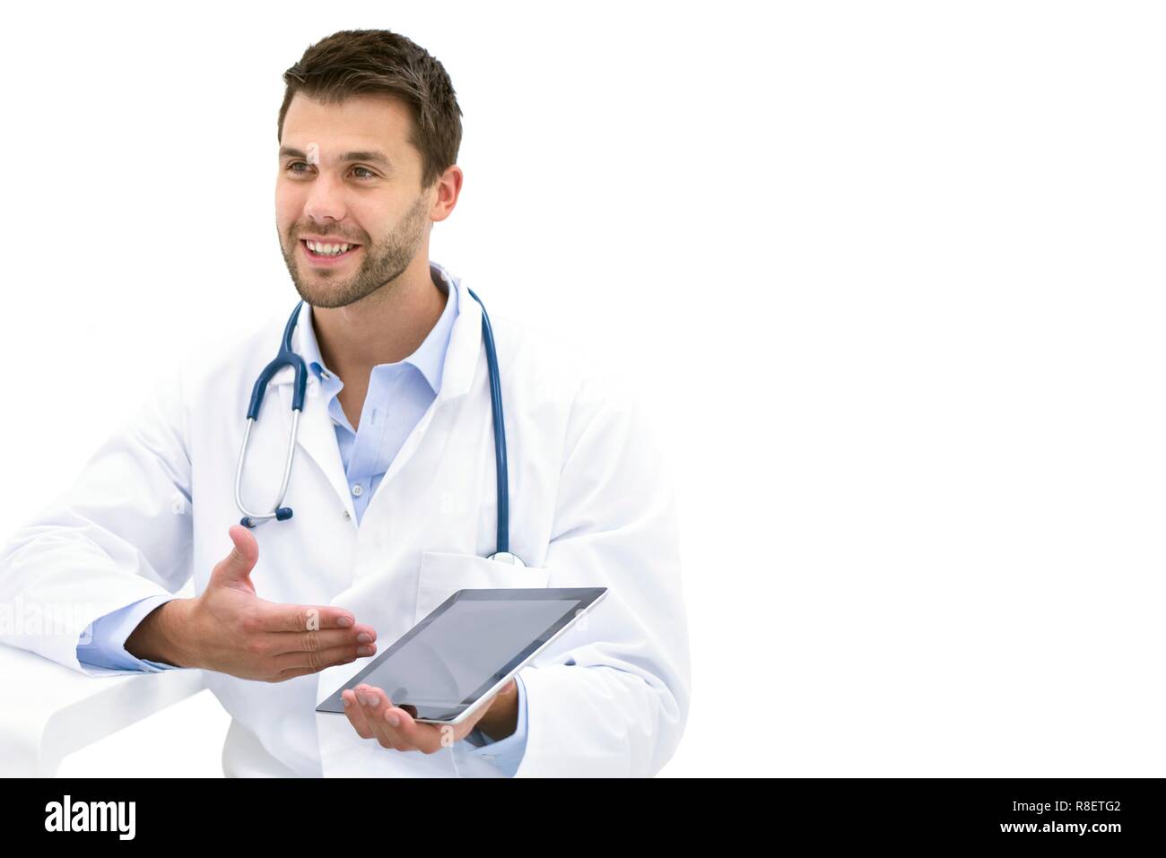 Männlicher Arzt zeigt digitale Tablet. Stockfoto