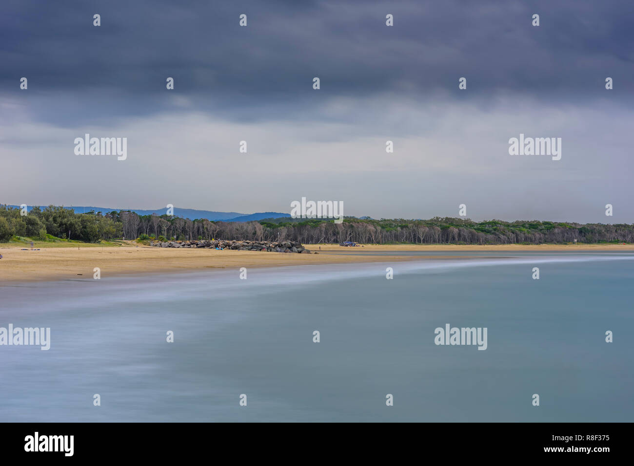 Das traumhafte Meer um Felswand in Noosa Heads in Queensland, Australien Stockfoto