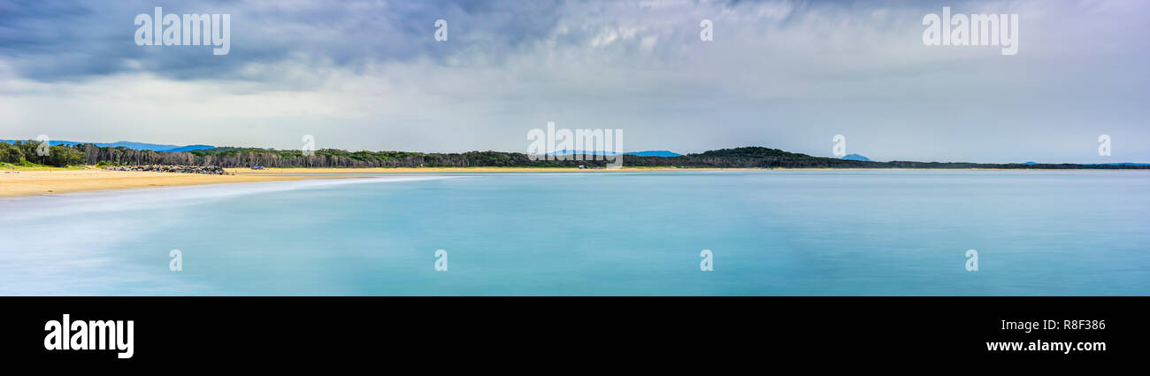 Verträumt Meer um Felswand in Noosa Heads in Queensland, Australien Stockfoto