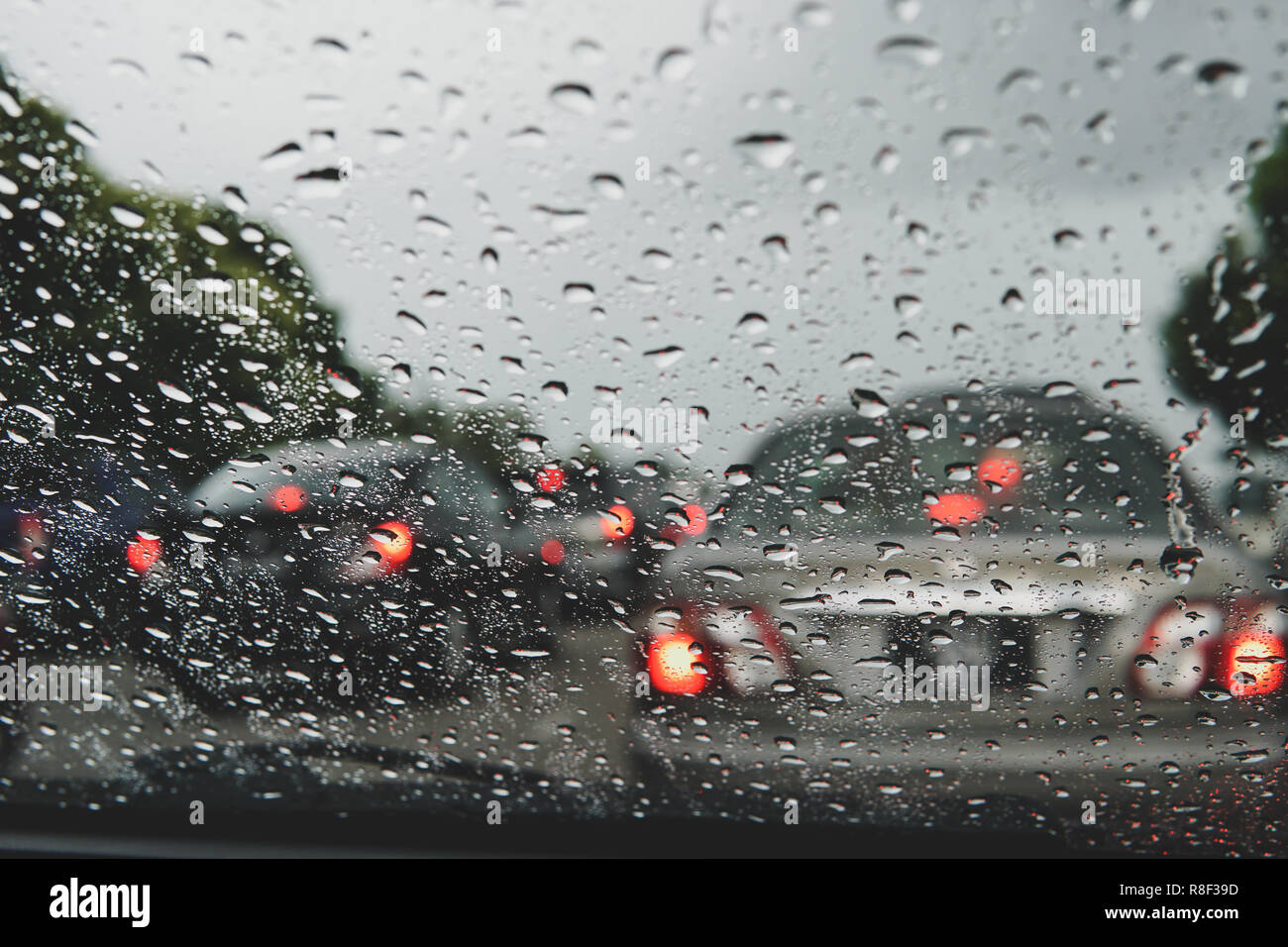 Regentropfen Auf Einem Seitenspiegel Und Autofenster Bei Starkem Regen  Stockbild - Bild von fahrzeug, bewegung: 254628947