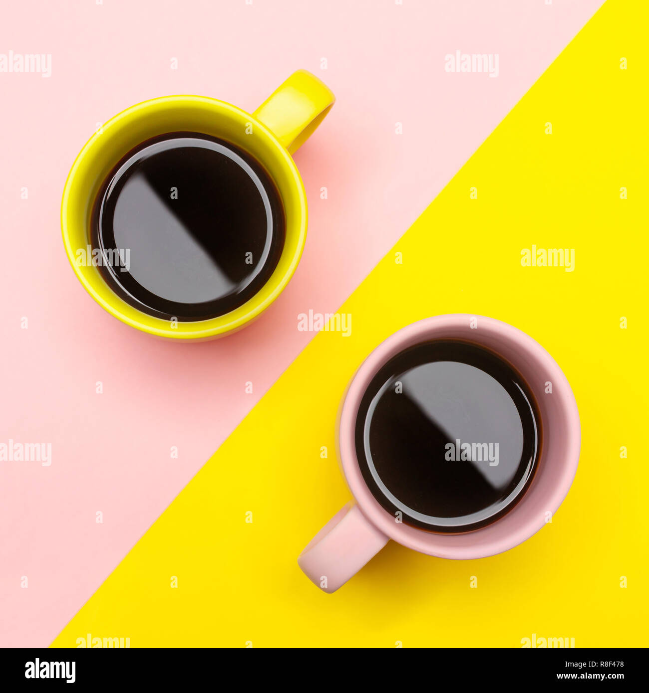 Flach, oben zwei Kaffeetassen mit Rosa und Gelb. Stockfoto