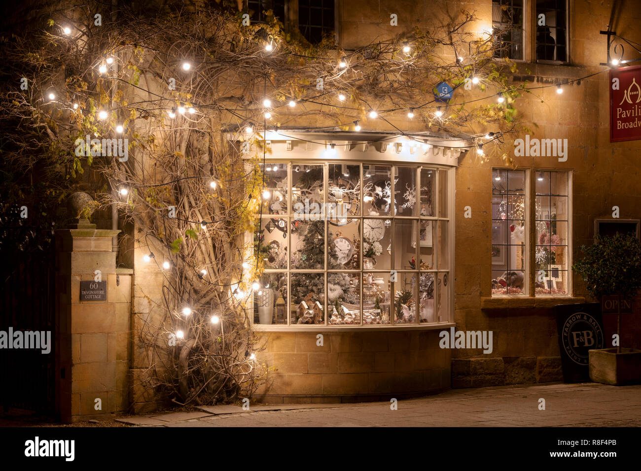Pavillon Broadway shop Weihnachten Anzeige Fenster in der Nacht. Broadway Cotswolds, Worcestershire, England Stockfoto