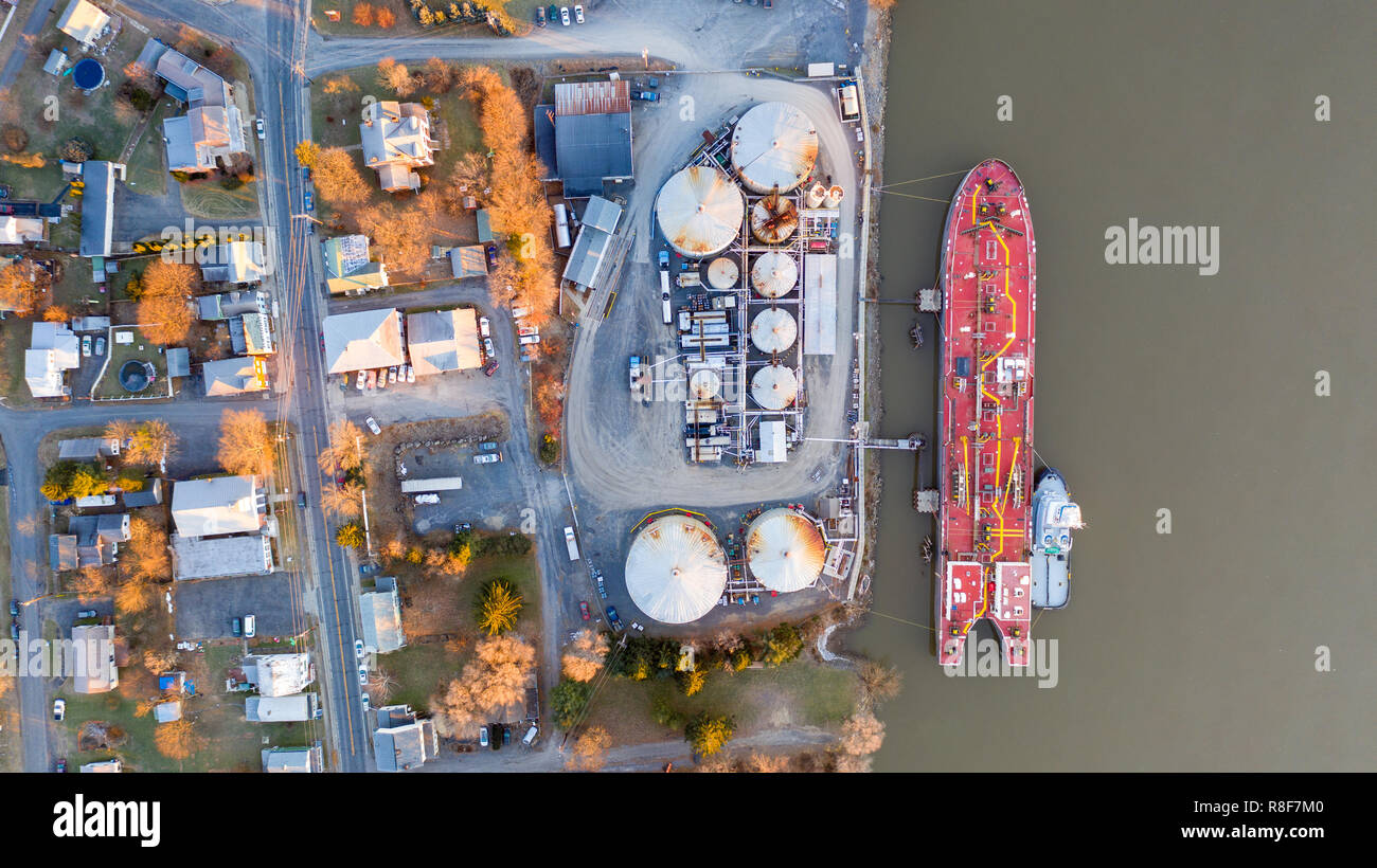Barge in Peckham Industries Inc., die Erdölraffination, Athen, New York, USA laden Stockfoto