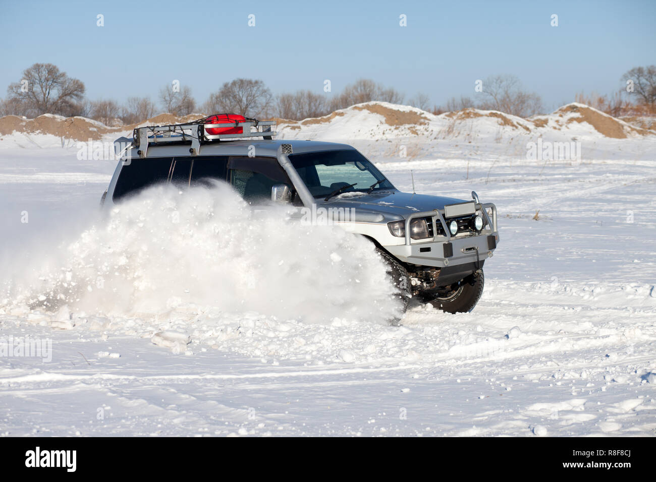 Klassische SUV im Schnee Stockfoto