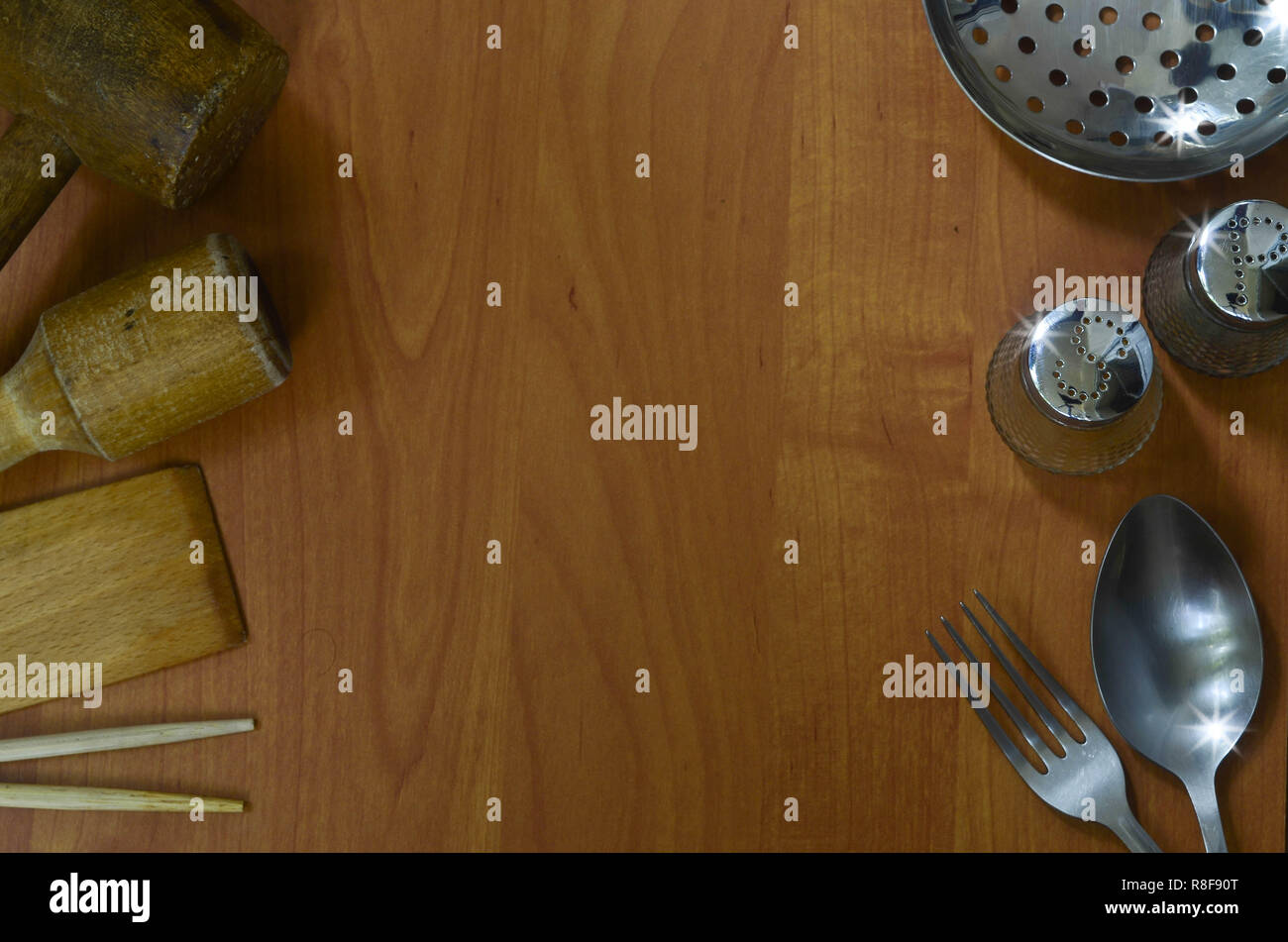 Einige Küchengeräte auf Holz Hintergrund mit Platz für Text. Hintergrund für Rezepte und Lebensmittel Listen Stockfoto