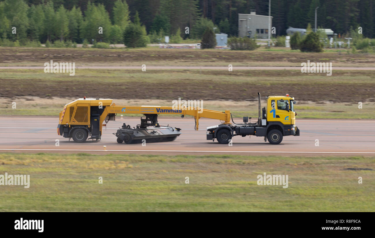 Vammas SB4500 Tow - hinter Sweeper löscht die Start- und Landebahn der ausländischen Objekte während einer Flugschau in Tikkakoski Flughafen Jyväskylä, Finnland. Stockfoto